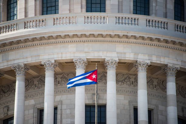 BrunoRguezP's tweet photo. El gobierno de EEUU emitió otra oleada de medidas de bloqueo contra el pueblo cubano.

Entre ellas, eliminan los intercambios pueblo a pueblo y limitan aún más los  académicos e investigativos.

También, se refuerzan las prohibiciones para que entidades privadas de Cuba realicen negocios directos con EEUU y bancos estadounidenses, además de la prohibición de las transacciones U-turn.

Se prohíben las operaciones indirectas con las entidades en la unilateral lista de entidades restringidas del Departamento de Estado.

Hace menos de 24 horas, el Secretario de Estado dijo que "Cuba ya ha caído", y resulta que ahora necesita aplicar medidas adicionales.

Con estas nuevas medidas de bloqueo se pretende obstaculizar el proceso de transformaciones económicas en curso. 

Se ataca de forma abierta tanto al sector público como al sector privado, ese que algunos funcionarios estadounidenses dicen que quieren ayudar a su desarrollo.

#CubaNoEsUnaAmenaza, El Bloqueo Sí.
