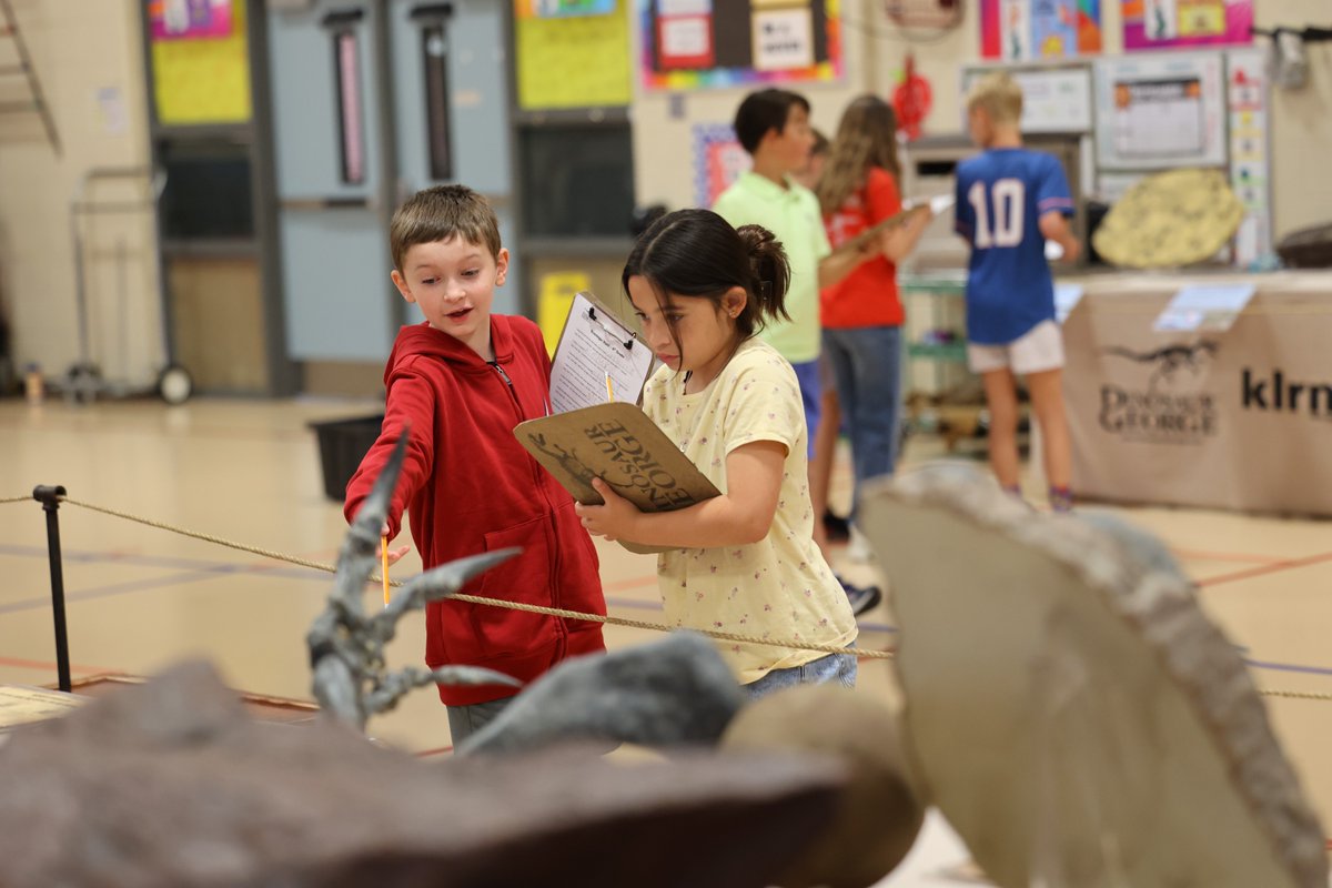 MidwayISD's tweet photo. Dinosaur George brought his traveling museum to @SVEmisd and students turned into dinosaur detectives as they searched the exhibits for scavenger hunt clues. 

A big thank you to the SVE PTA for bringing this experience to Spring Valley! ❤️💙

FULL STORY: https://t.co/ZQgd6S6aZw https://t.co/KjbDFHcJGg