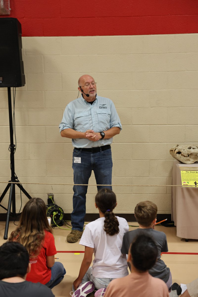 MidwayISD's tweet photo. Dinosaur George brought his traveling museum to @SVEmisd and students turned into dinosaur detectives as they searched the exhibits for scavenger hunt clues. 

A big thank you to the SVE PTA for bringing this experience to Spring Valley! ❤️💙

FULL STORY: https://t.co/ZQgd6S6aZw https://t.co/KjbDFHcJGg