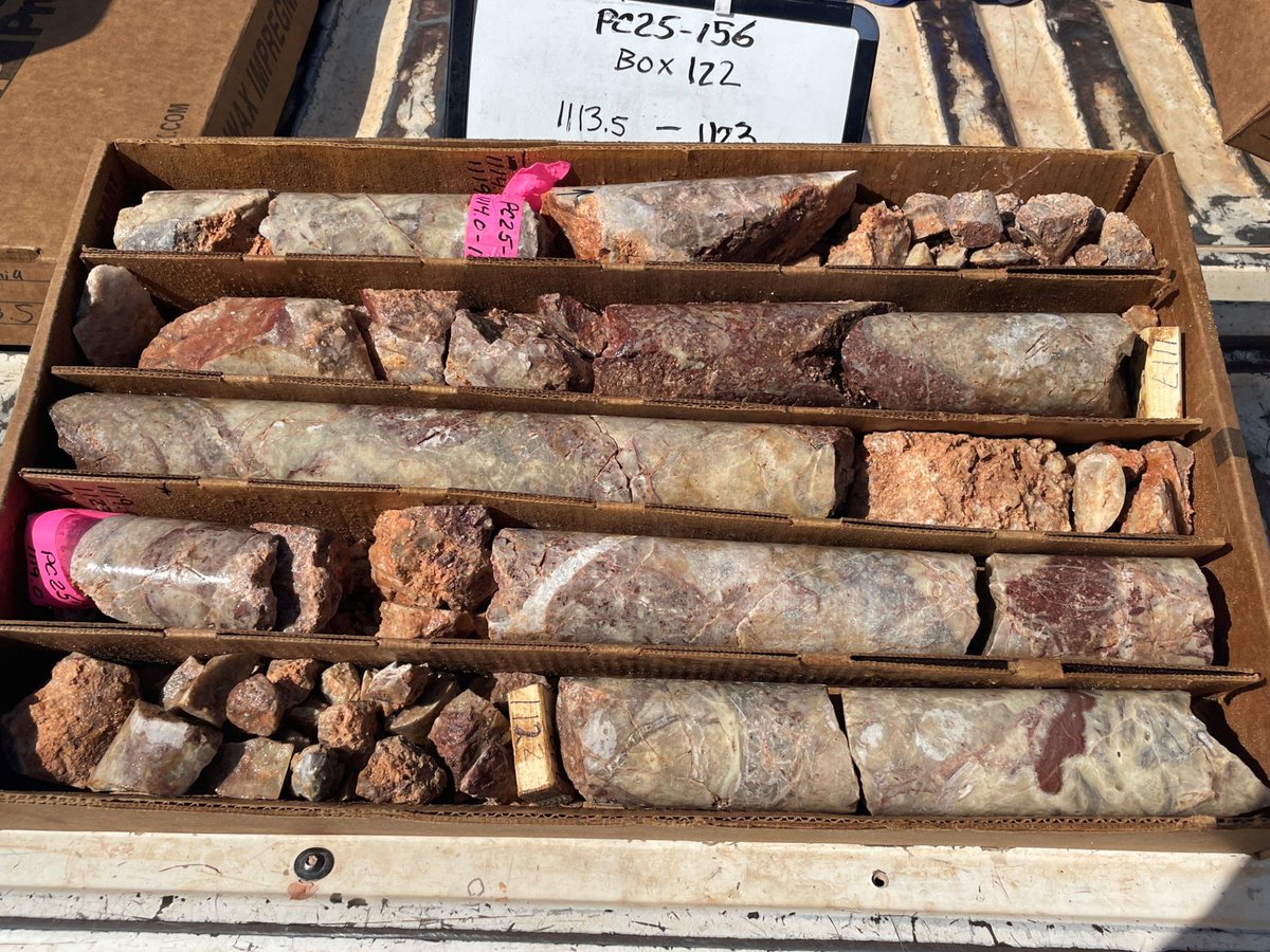 AZSGoldSilver's tweet photo. A closer look at drill core from PC25-156 at the Philadelphia Project. ⛏
PC25-156 returned 20.43 m @ 9.04 g/t Au and 34.0 g/t Ag, within 38.72 m @ 5.61 g/t Au and 29.2 g/t Ag.
Mineralization hosted in brecciated, banded and massive vein quartz.
TSXV: AZS | OTCQB: AZASF https://t.co/sJeyqvJrci