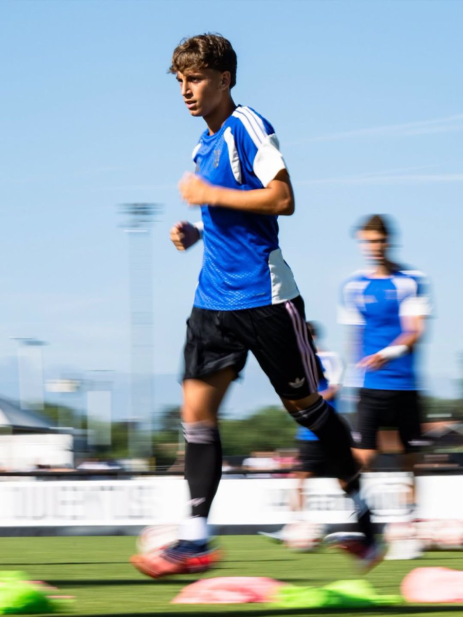 juvefcdotcom's tweet photo. ‼️17-year-old Davide Marchisio trained with Juventus’ first team today under the supervision of Luciano Spalletti.

The youngster was given the opportunity to work alongside the senior squad at Continassa, gaining valuable experience in the first-team environment as he continues his development within the Bianconeri’s youth setup. ⚪️⚫️ #Juventus