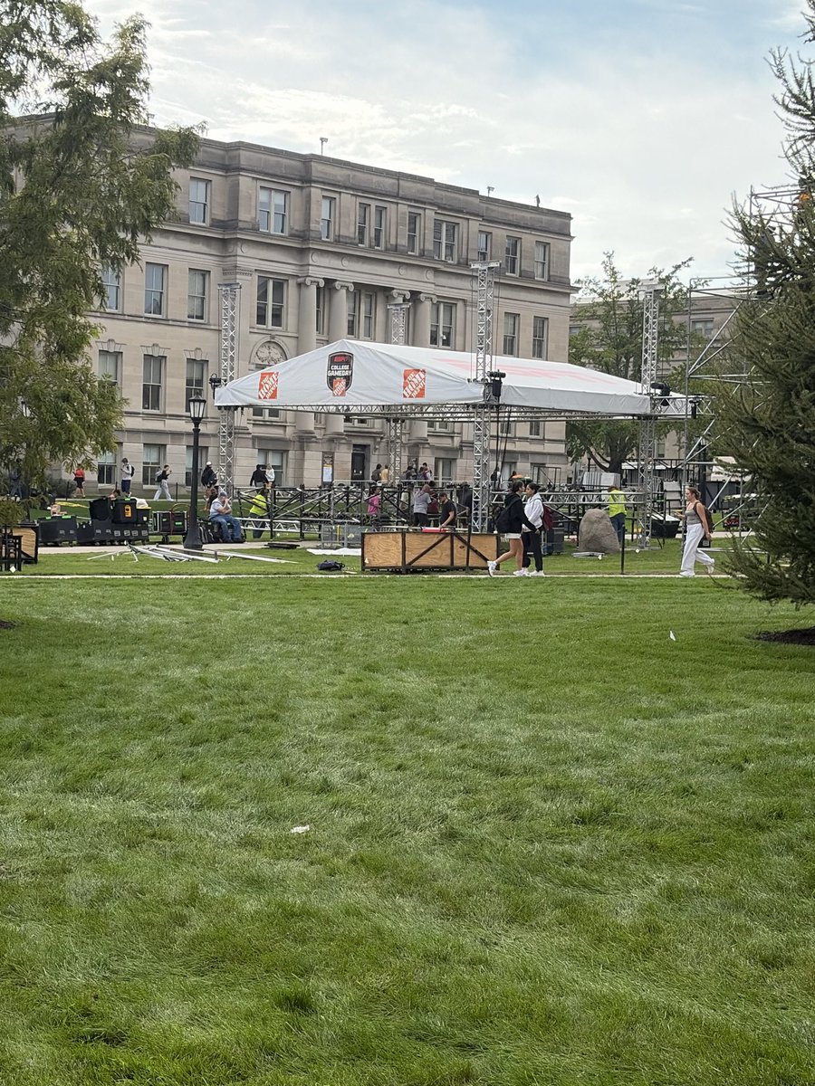 RayJOrtega's tweet photo. Pic my son just sent me from the Pentacrest. Guys, it’s really happening… https://t.co/daHJaSn0aY