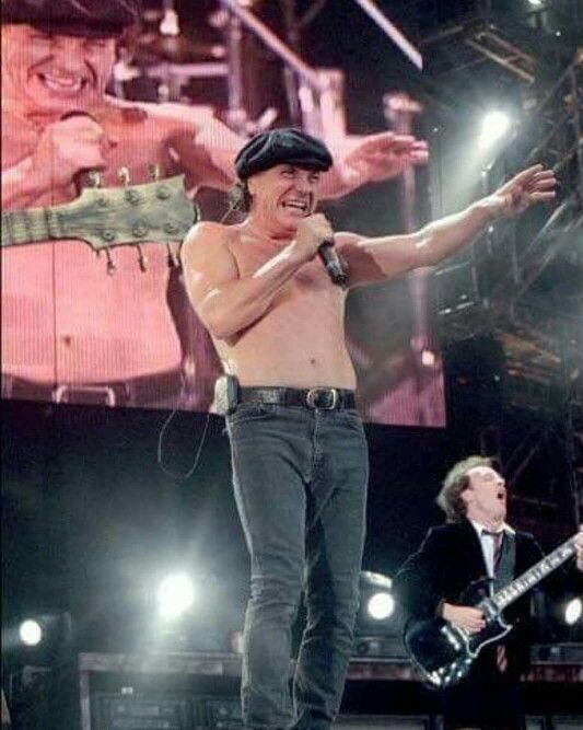 nicotiq13's tweet photo. Los hombres viejos pueden dar conciertos en bolas o vestirse como pendejitos de 25

Pero que no se le ocurra a Madonna ‼️‼️‼️ https://t.co/oXGVIF2pJw