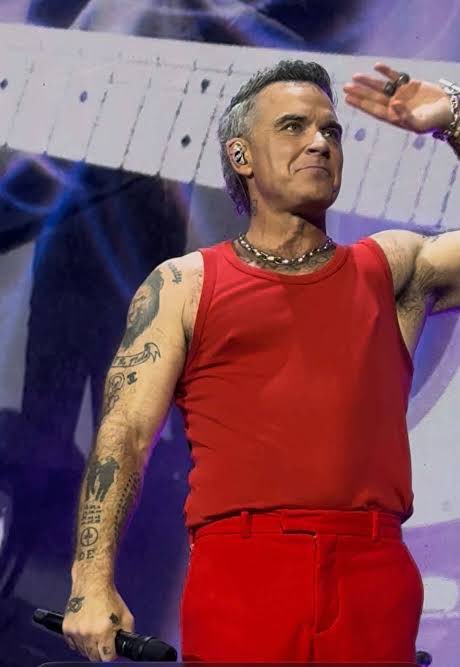 nicotiq13's tweet photo. Los hombres viejos pueden dar conciertos en bolas o vestirse como pendejitos de 25

Pero que no se le ocurra a Madonna ‼️‼️‼️ https://t.co/oXGVIF2pJw