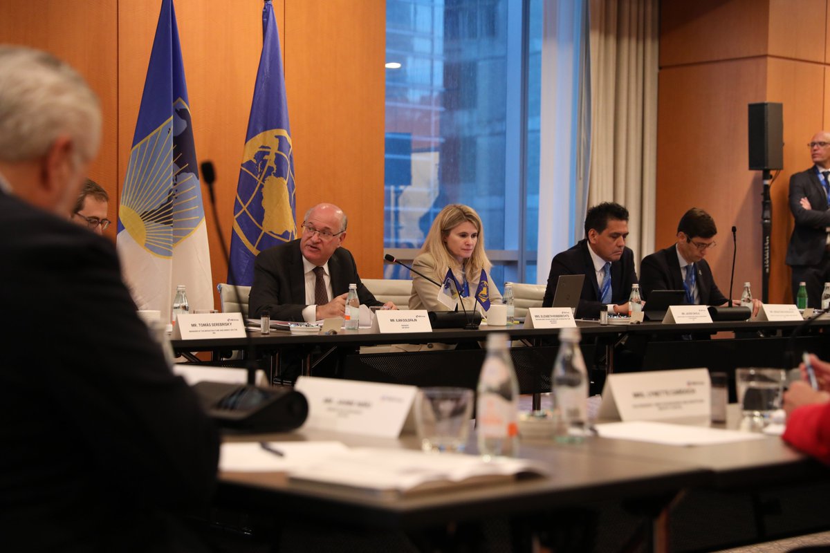 igoldfajn's tweet photo. Good discussion with U.S. business leaders in Miami on how to expand private sector participation and investment in transport across Latin America and the Caribbean.  

Companies need earlier visibility into projects and governments into what the private sector needs to deliver more and better investments. The IDB Group can be the bridge that brings them together. 
-----
Buena conversación con líderes empresariales de Estados Unidos en Miami sobre cómo ampliar la participación del sector privado y la inversión en transporte en América Latina y el Caribe.

Las empresas necesitan conocer los proyectos con mayor anticipación, y los gobiernos, lo que necesita el sector privado para generar más y mejores inversiones. El Grupo BID puede ser el puente que los conecte.
-----
Boa conversa em Miami com líderes empresariais dos Estados Unidos sobre como ampliar a participação do setor privado e o investimento em transporte na América Latina e no Caribe.

As empresas precisam conhecer os projetos com maior antecedência, enquanto os governos precisam saber o que o setor privado necessita para gerar mais e melhores investimentos. O Grupo BID pode ser a ponte.