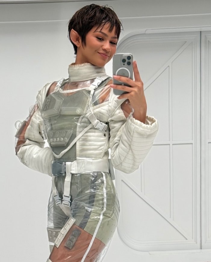 happyfionn's tweet photo. she was the cutest lil alien https://t.co/zjId9fivFP