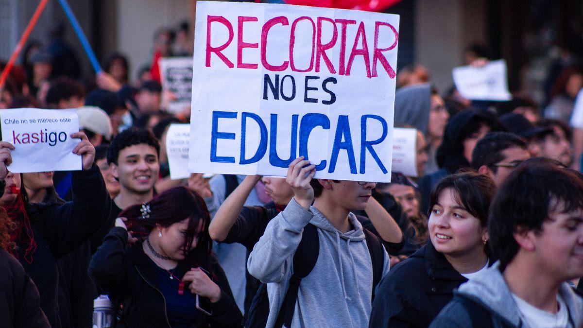 eldesconcierto's tweet photo. Para transformar Chile, ni un peso menos para la educación pública https://t.co/hlAf5fpiQw https://t.co/8wIiQIpid9