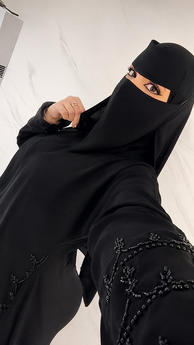 aselooo10's tweet photo. تعال احضني من الخلف وحط يداتك فوق بطني ومررهم لمن توصل عند صدري ومسكهم قوي وانا اقول بشوي وانت تزيد تضغطهم وحس زبك انتصب ويلمس مؤخرتي وبدات اشتهي زبك يدخل مع العبايه وانت تضمني قوا وانا اصرخ احححح ونت تشيلني ترجمني لفوق السرير وتخلع عبايتي وتفشخني وتدخل زبك بكسي وانا اقول احح احح https://t.co/6qJNrvq0RF