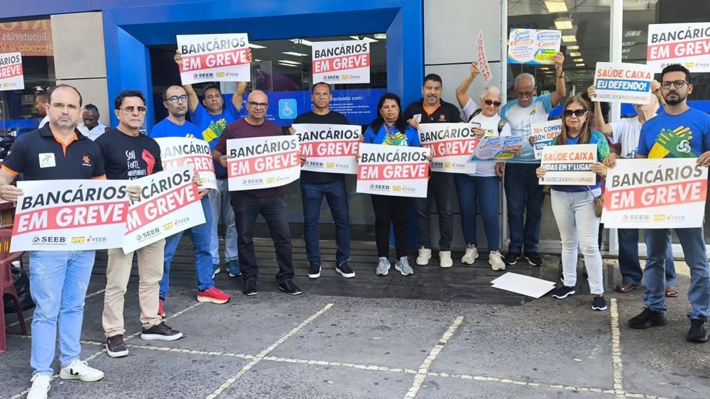 g1's tweet photo. Greve da Caixa chega ao fim por decisão do TST; trabalhadores terão dias parados descontados https://t.co/1T48qqVM2P https://t.co/HjoSUQ5zzY