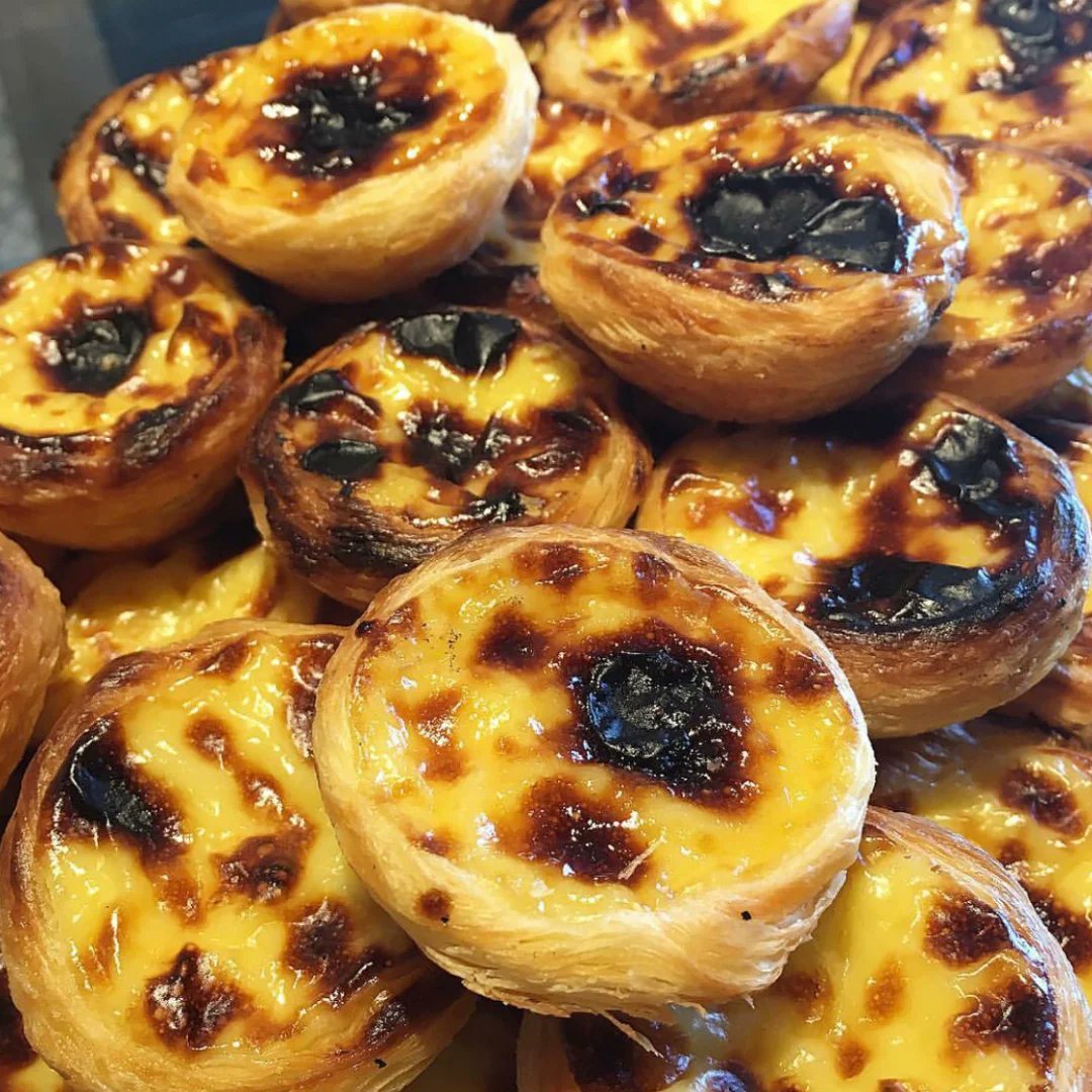 AsuncionGriep's tweet photo. Caminé por las calles adoquinadas de Lisboa al atardecer, probé pastéis de nata calientes y escuché el sonido de guitarras portuguesas. Un momento perfecto para guardar en el corazón. https://t.co/Y2efX96LZQ