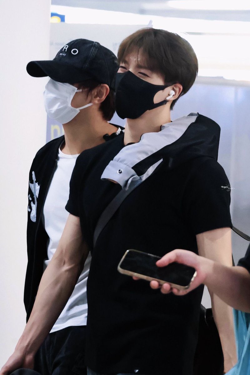 mynohyuckie's tweet photo. haechan has always known how to handle jeno https://t.co/LOiw3Rgqp9