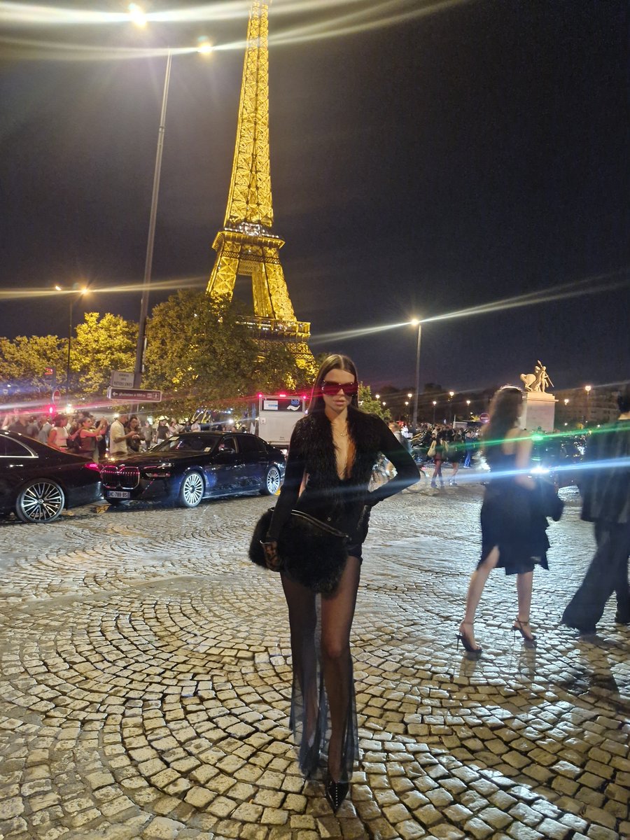 Kateyy1997's tweet photo. ดูเหมือนวันนี้โรเซ่จะอยู่ตรงนี้ #Parisfasionweek #Paris https://t.co/IHN2z8DFyA