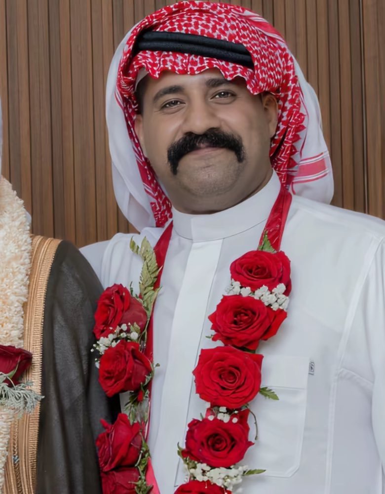 abdullah_HSS_'s tweet photo. #رجال_في_الذاكر
يخبرني شقيقه بأن سعادة والده ووالدته وأخوانه لا توصف عندما يشاهدون الناس في هذه المنصة يدعون له ويترحمون عليه ويذكرون محاسنه
" في كل مرة نغرد عنه ليُدعى له " ..
خادم ضيوف الرحمن صاحب الإبتسامة الجميلة، والنفس الطيبة، والقلب النظيف النقي الذي لا يعرف الكره والحقد والحسد.
ابن الوطن البار فهد بن مبارك الصبحي الحربي.
" فقدناه، وفقده ضيوف الرحمن " ..
نسأل الله 🤲 أن يغفر له ويرحمه وأن يجعل ما قدمه للحجاج والمعتمرين شفيعًا لدخوله الجنة بغير حساب.
#السعوديه_العراق #المسجد_الحرام