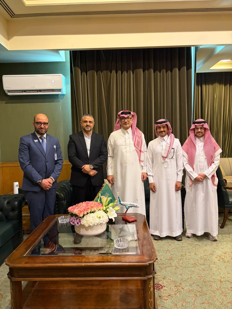aaleidi8's tweet photo. تشرفت بلقاء سعادة سفير خادم الحرمين الشريفين في جمهورية سوريا 🇸🇾 الاستاذ / غازي العنزي ونيابة عن طيران ناس نشكر سعادته على حفاوة الاستقبال ودعم السفاره ومنسوبيها للشركة والعمل  لرفع مستوى الخدمات المقدمة لضيوف الحرمين والزوار بين البلدين الشقيقين @ksaembsy https://t.co/TJNqpNQiyq