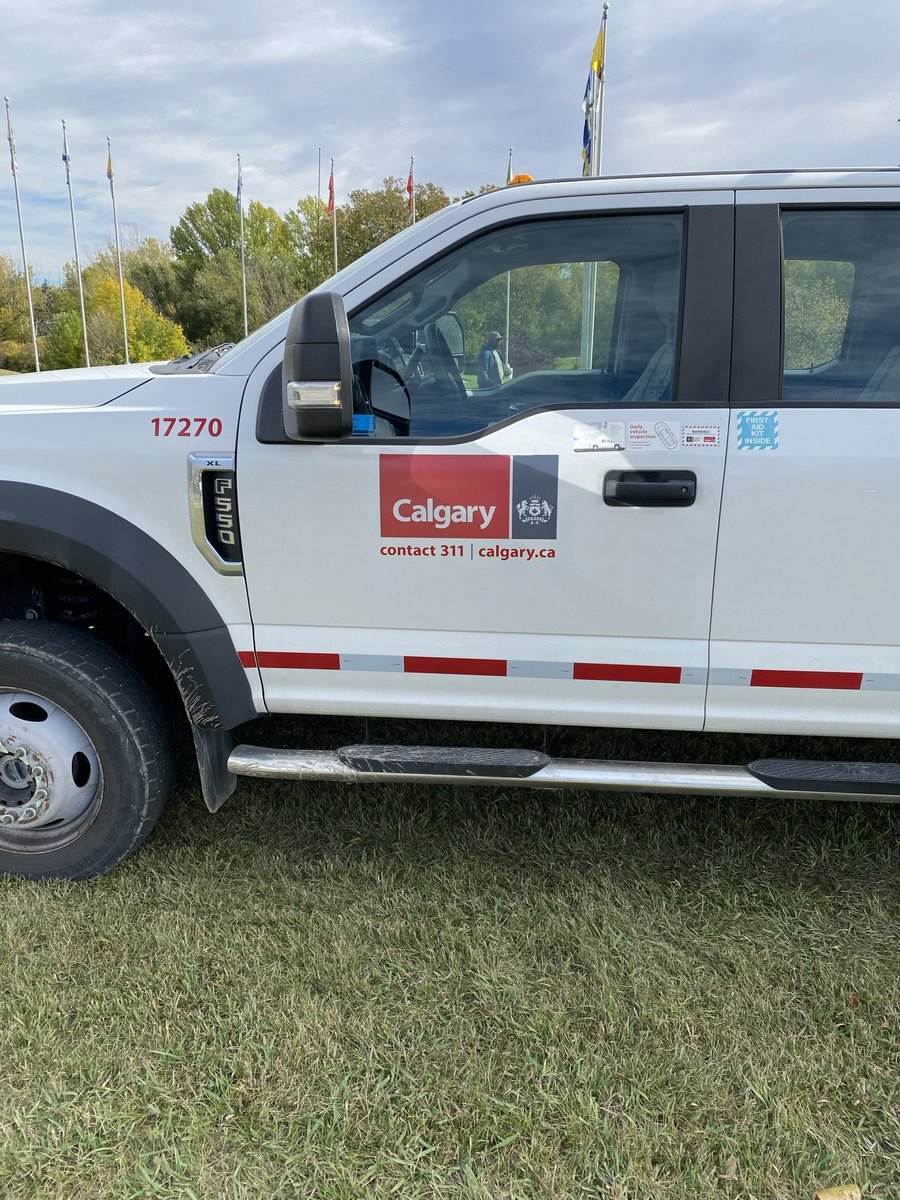 McCBri's tweet photo. City of Calgary pulling Referendum signage.
We now know who has been tearing down our signs in 10th street.We now know who has been tearing down our signs in 10th street. The city https://t.co/aJuUzKdYFb
