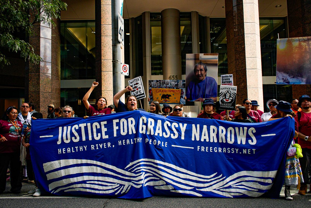 FreeGrassy's tweet photo. At #RiverRun2026, thousands sat in silence outside Indigenous Services Canada to honour #GrassyNarrows loved ones who died early from mercury poisoning

@fordnation and @MarkJCarney have the power and responsibility to change what happens next: compensate Grassy Narrows fairly and shut down the Dryden mill

#FreeGrassy #ShutDownDrydenMill