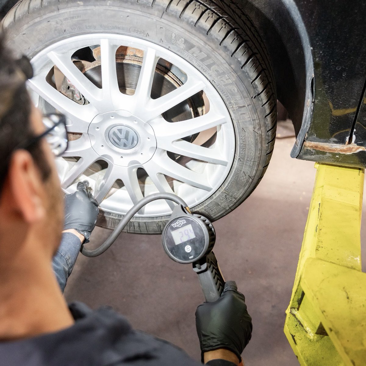 euro_mechanic's tweet photo. As temperatures begin to drop, so can your tire pressure. Check your tires regularly this fall and make sure they are properly inflated to help support even tire wear, handling and fuel efficiency.
#CarMechanic #CarCareTips #AutoRepair #FallReady #EuroMechanic https://t.co/IcSs5a39Yj
