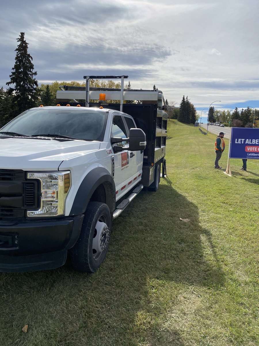 McCBri's tweet photo. City of Calgary pulling Referendum signage.
We now know who has been tearing down our signs in 10th street.We now know who has been tearing down our signs in 10th street. The city https://t.co/aJuUzKdYFb