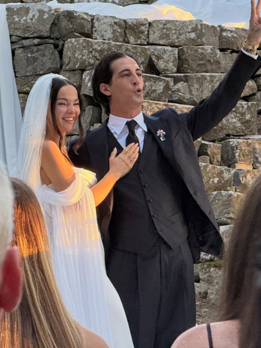 Redhead_Naya's tweet photo. The happiest newlyweds I've ever seen 😭 https://t.co/UNp9Wot5yg