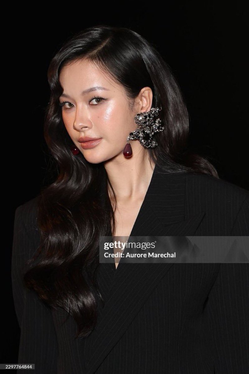 milkfamily__'s tweet photo. Our BA @YSL @panlyyy with @GettyImages again!! 🖤🐈‍⬛❤️‍🔥

MILK PANSA SHINE PFWSS27
#YSLxMilkPansa 
#MilkPansa 
#SaintLaurentSS27
@YSL @panlyyy https://t.co/7I7HKkpChc
