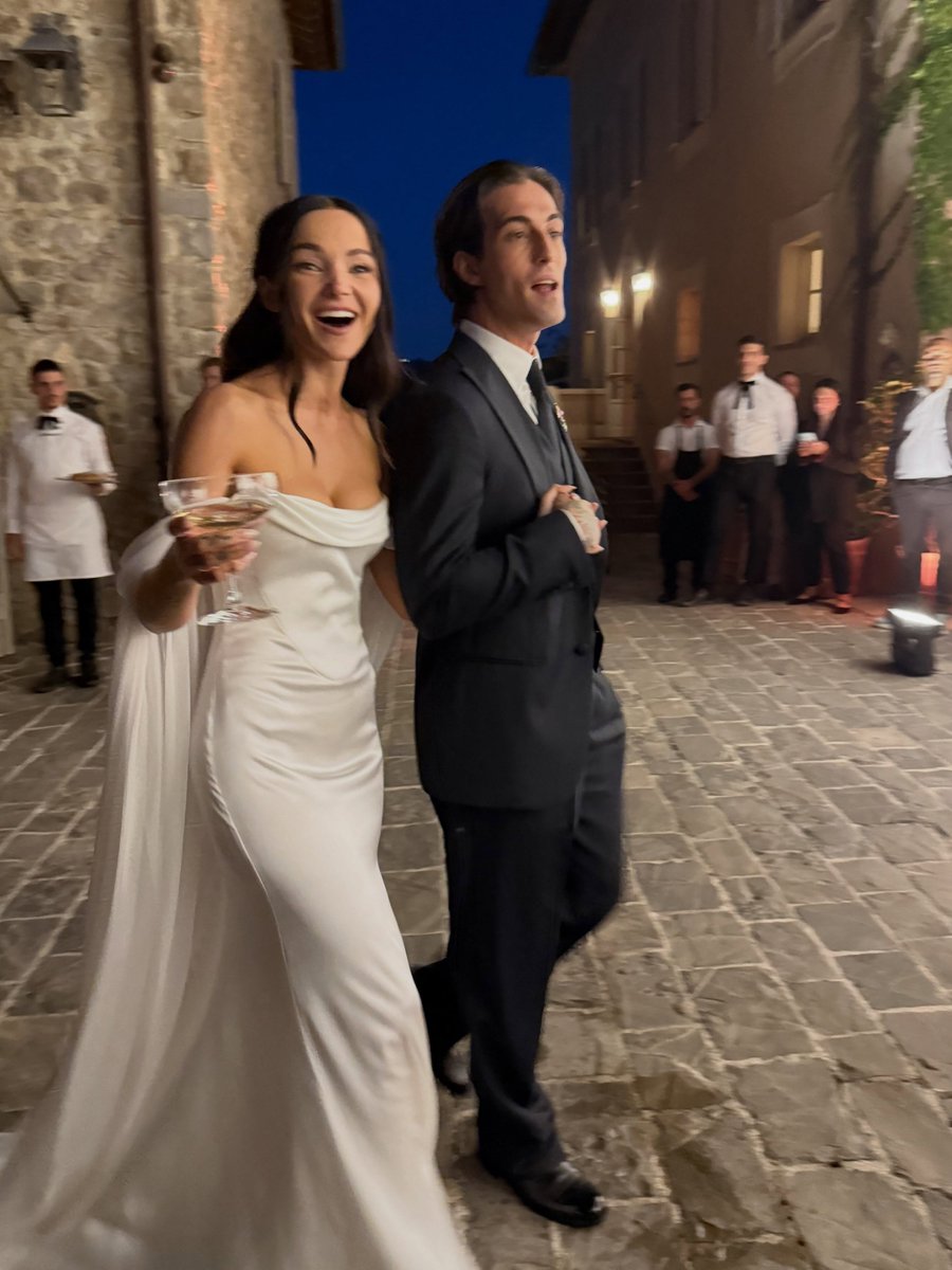 Redhead_Naya's tweet photo. The happiest newlyweds I've ever seen 😭 https://t.co/UNp9Wot5yg