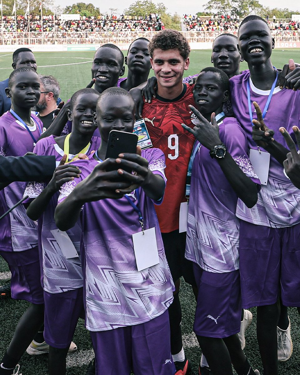 ESPNFC's tweet photo. South Sudanese kids surrounded Hamza Abdelkarim and Omar Marmoush after their country’s 5-0 loss to Egypt. Football is for everyone  ❤️🇸🇸🇪🇬

(📸 @EgyptNT) https://t.co/1iBQyIf0XS