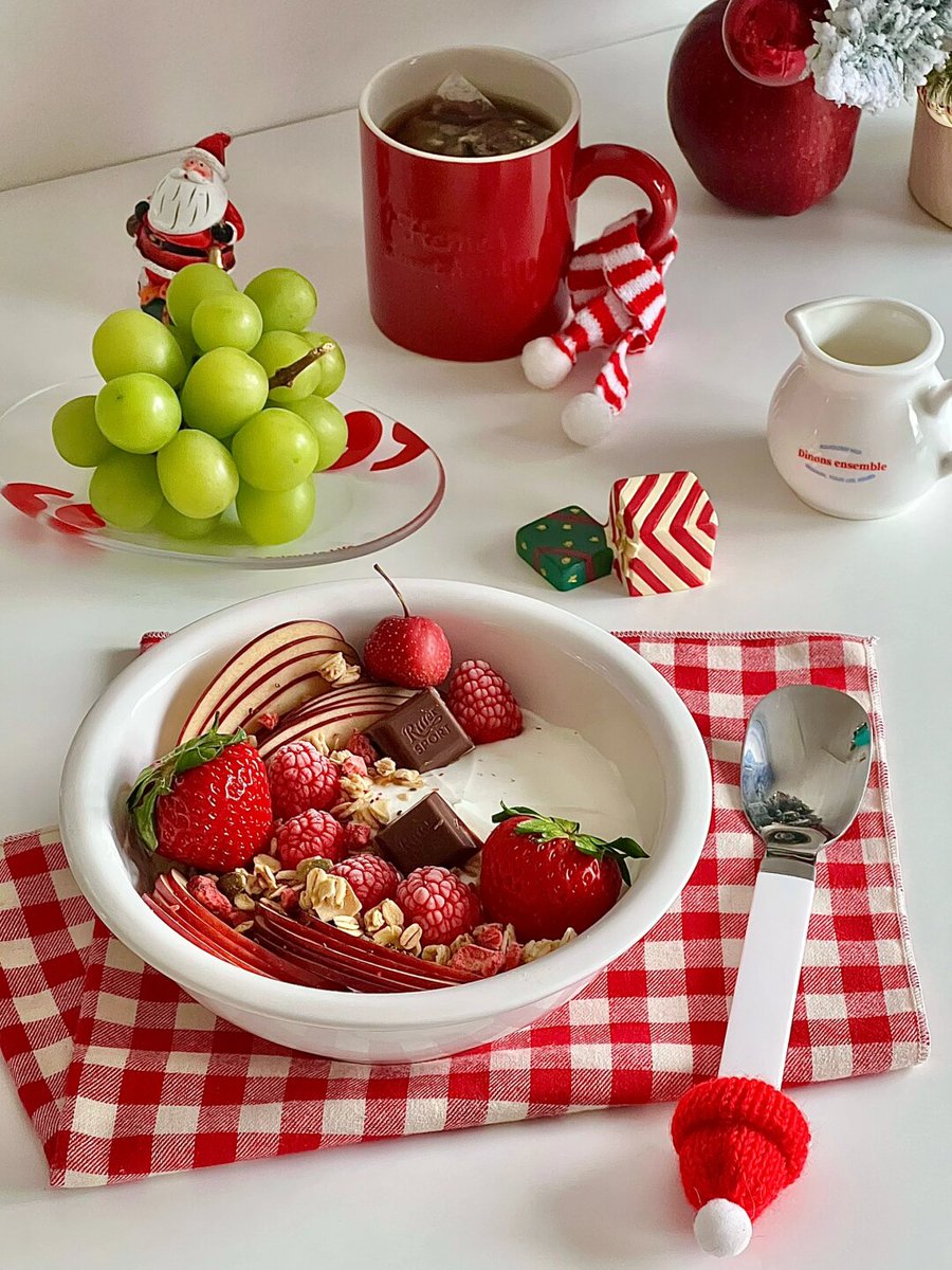 WilbertHurqu's tweet photo. Plan de desayuno adelgazante: yogur natural + frutos rojos + avena, ligero y saciante, perfecto para empezar el día sin culpa. https://t.co/nQT0kduai0