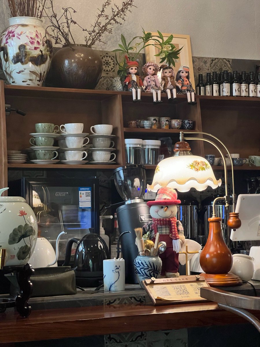 FITRIYA38705682's tweet photo. [A cozy daily moment with Su Yunnuo, savoring warm boba in a sunlit café, small joys make life sweet~] https://t.co/a2ujlWj4NQ