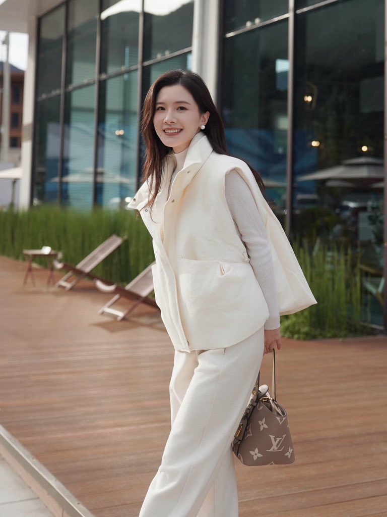 Chao998520's tweet photo. I prefer white outfits, as simplicity exudes a sense of elegance https://t.co/5lE5wP28MZ