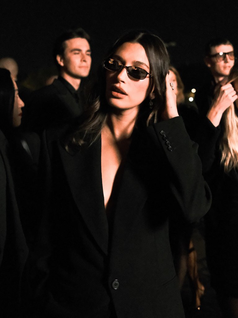 portalhaileybr's tweet photo. Hailey Bieber chegando ao desfile da Saint Laurent durante o #PFW em Paris, França. (29/09)

📸 Fotografada por: Anna Muradás https://t.co/80PMqUDn5Y