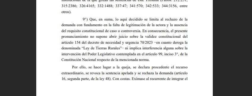 jerogi's tweet photo. Durante más de dos años mantuvimos vigente la Ley de Tierras. La Corte Suprema acaba de habilitar la venta de nuestro territorio a extranjeros. Lo hizo en forma vil y culposa: dijo que los excombatientes NO ESTÁN HABILITADOS para ACUDIR A LA JUSTICIA en DEFENSA DEL TERRITORIO.

Pudieron mandarlos a morir. Pudieron abandonarlos en la posguerra. Pudieron masacrarlos generacionalmente como Estado. Pero no pueden admitirlos ante los estrados judiciales... 

Dimos todo. Es difícil cuando la cancha está inclinada, el árbitro juega para el rival y no hay VAR. 

Escribo con el corazón en la mano. Nunca vencido. Esto habla de esta Corte, no de nosotros. Venceremos.