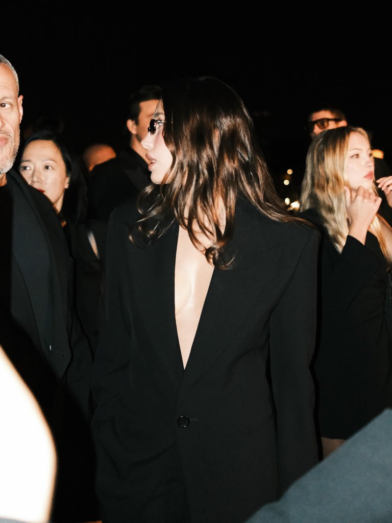 offmybieber's tweet photo. SHE LOOKS SO GOOD https://t.co/T91WQIlnq9