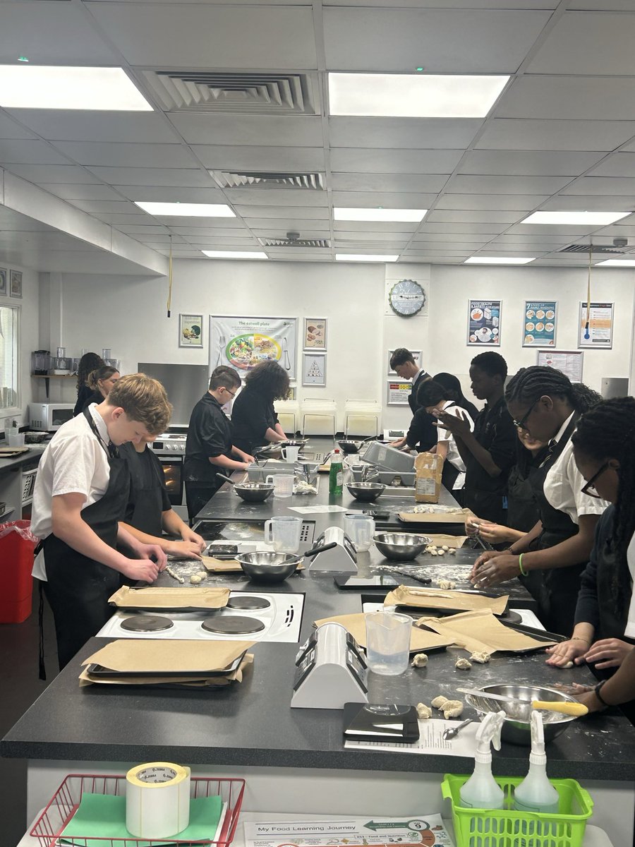 TechnologyDepa2's tweet photo. Last weeks practicals consisted of cookies and breadsticks. A great start to the new term 💪👌 #delicious #teamwork https://t.co/IeTswMAr3Y