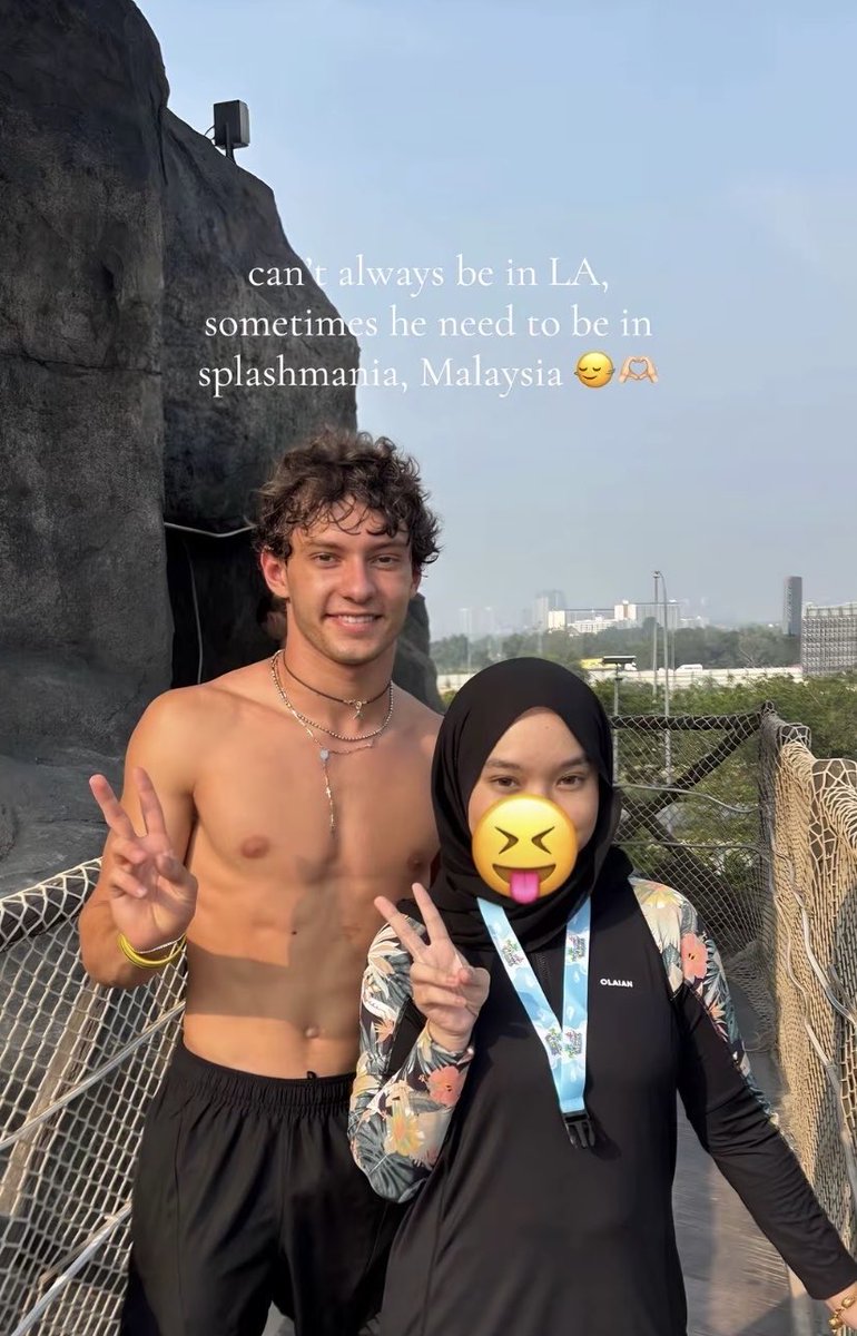 antonellionpole's tweet photo. the ✌🏼 sign 😭😭 bro is such a cutie https://t.co/cxt8bzyFgI