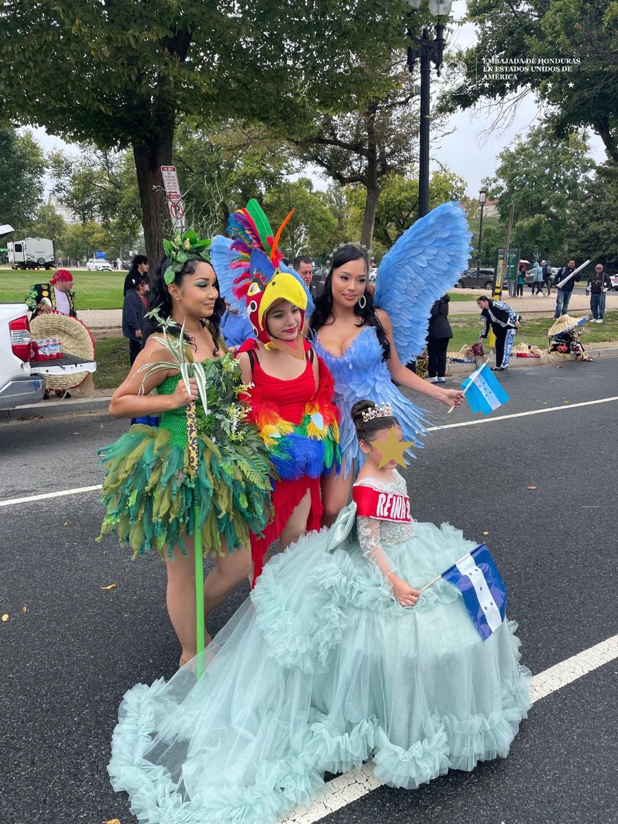 HondurasEmbUSA's tweet photo. 🇭🇳 Honduras presente en Fiesta DC 2026. La Embajada de Honduras y la Sección Consular participaron en Fiesta DC 2026 y su tradicional Desfile de las Naciones, una celebración de la riqueza y diversidad latinoamericana. 🇭🇳✨ https://t.co/15rMqMKFAR