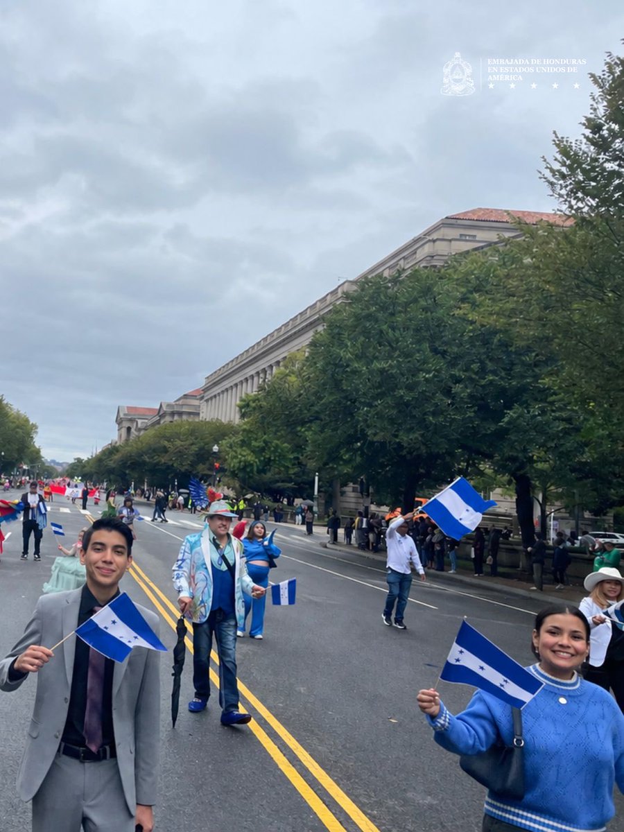 HondurasEmbUSA's tweet photo. 🇭🇳 Honduras presente en Fiesta DC 2026. La Embajada de Honduras y la Sección Consular participaron en Fiesta DC 2026 y su tradicional Desfile de las Naciones, una celebración de la riqueza y diversidad latinoamericana. 🇭🇳✨ https://t.co/15rMqMKFAR