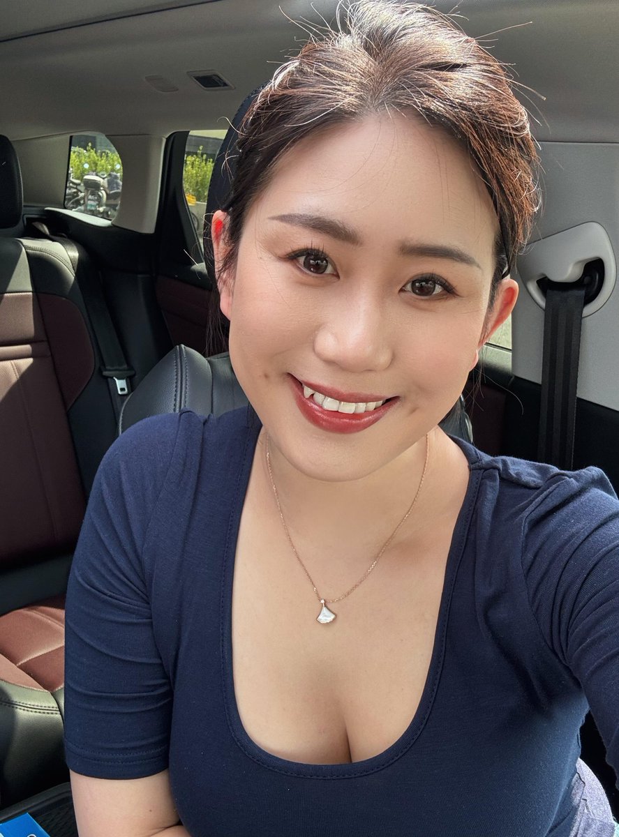 luluc57c's tweet photo. Smiles bring good luck to both you and me. 
Yes or no ? #Tesla #USA #Europe https://t.co/CZsZ8jgWHu