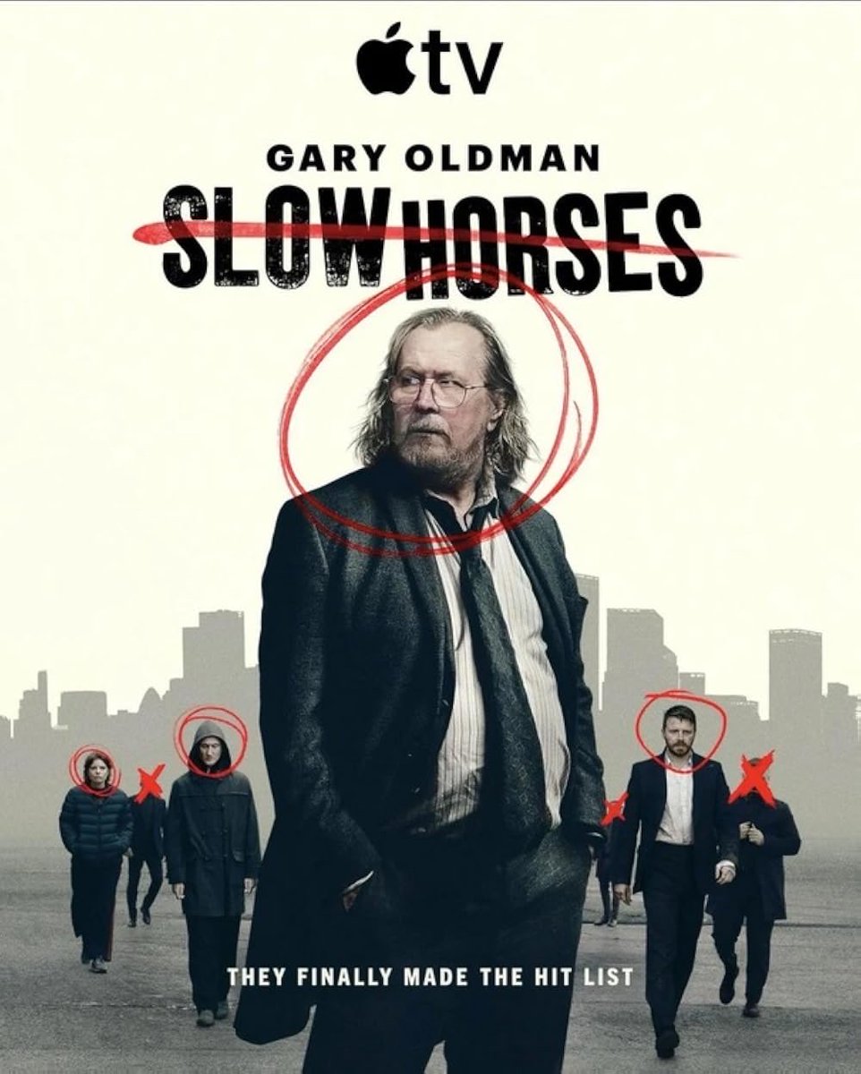 SaidSefa's tweet photo. İngiltere yapımı Slow Horses, ülkenin iç istihbarat servisi MI5’i anlatıyor.

Kurum içi çürüme, kariyer savaşları, beceriksizlik, örtbas edilen operasyonlar, siyasi hesaplar, yöneticilerin koltuklarını korumak için insanları öldürtmesi…

Öyle hayali bir teşkilat yaratıp başka bir isim de vermiyorlar.
Doğrudan MI5 diyorlar.

Ortaya dünyaca izlenen, ödüllü bir dizi çıkıyor.

Aynı dizinin Türkiye’de çekildiğini düşünün.
MİT açıkça ele alınsın.
Teşkilatın içindeki güç savaşları, başarısız operasyonlar, örtbaslar ve siyasi ilişkiler aynı sertlikle işlensin.

Dizi daha yayınlanmadan; yapımcısından senaristine, oyuncusundan çaycısına herkes kendini hapiste bulurdu.