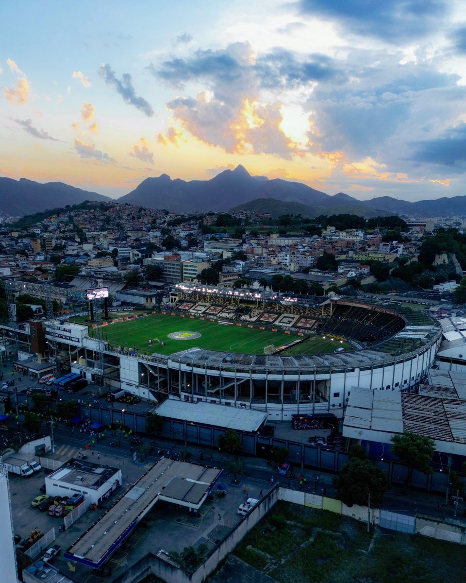 NewsAlmirantee's tweet photo. O Vasco conta com o apoio operacional da FERJ para mandar o jogo contra o Boca Juniors em São Januário.

A federação está ajudando nas conversas com os órgãos de segurança para ampliar o setor de visitantes. O objetivo é atingir os quatro mil lugares estipulados como mínimo pela Conmebol.

A princípio, a ideia é avançar com a barreira de proteção que hoje separa a torcida vascaína dos visitantes, e que deixa o setor com pouco mais de dois mil lugares. As conversas seguem em curso com a Polícia Militar, o Corpo de Bombeiros e os outros órgãos envolvidos na logística.

🗞️: @UOLEsporte