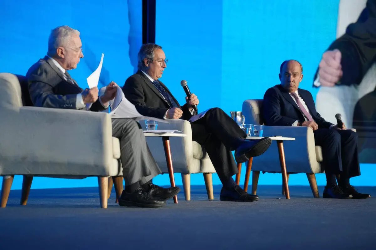 FelipeCalderon's tweet photo. Agradezco mucho a la consultora Mckenzie su invitación a participar en el panel sobre geopolítica y América Latina en Lima, Perú. Ha sido un gran honor compartir el panel con el muy estimado Ex Presidente @AlvaroUribeVel de Colombia. https://t.co/UbeQdSs8hP