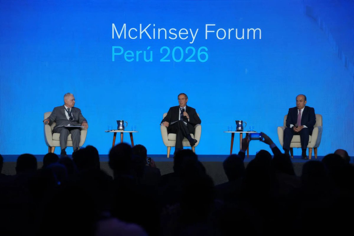 FelipeCalderon's tweet photo. Agradezco mucho a la consultora Mckenzie su invitación a participar en el panel sobre geopolítica y América Latina en Lima, Perú. Ha sido un gran honor compartir el panel con el muy estimado Ex Presidente @AlvaroUribeVel de Colombia. https://t.co/UbeQdSs8hP