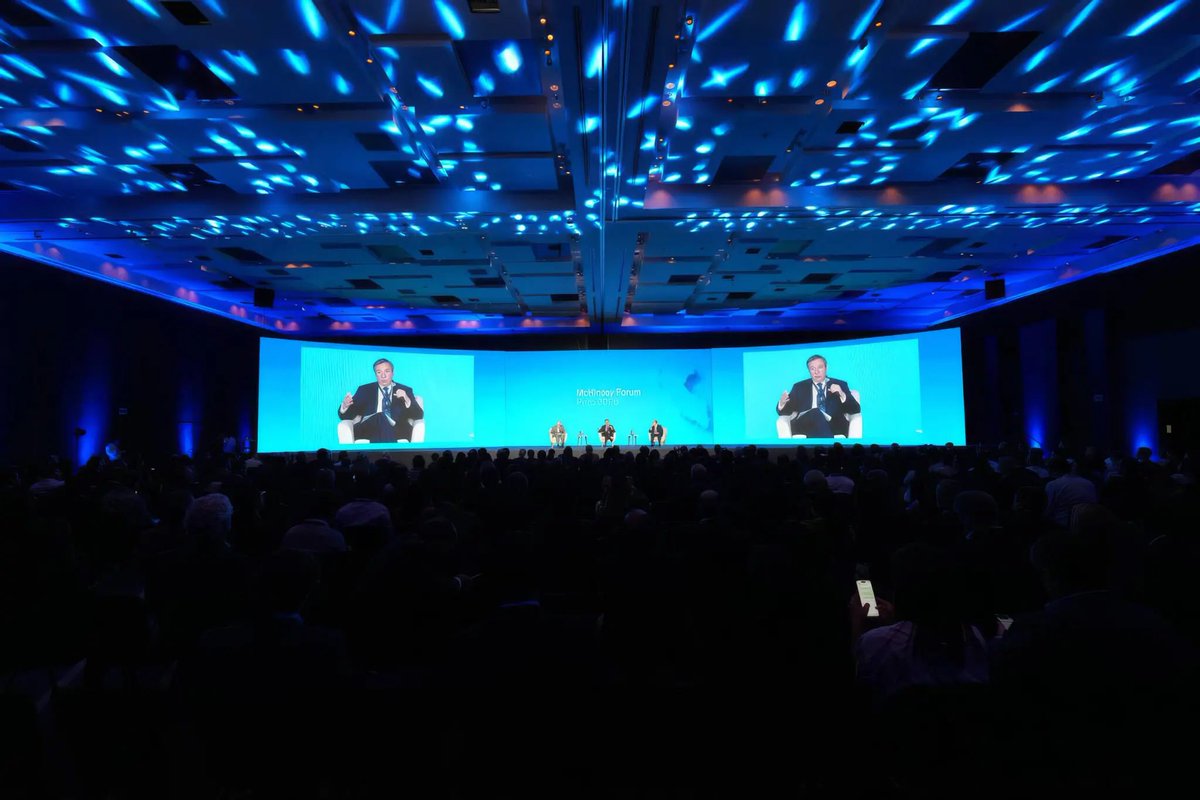 FelipeCalderon's tweet photo. Agradezco mucho a la consultora Mckenzie su invitación a participar en el panel sobre geopolítica y América Latina en Lima, Perú. Ha sido un gran honor compartir el panel con el muy estimado Ex Presidente @AlvaroUribeVel de Colombia. https://t.co/UbeQdSs8hP