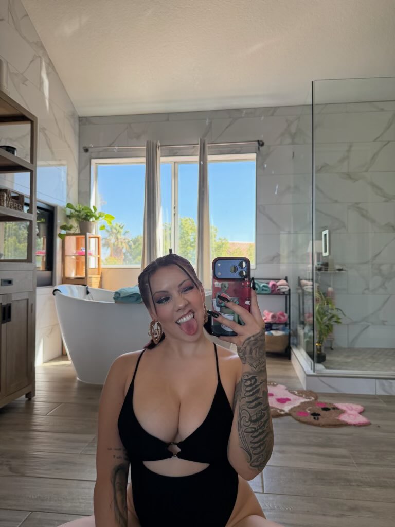 salice_roseee's tweet photo. Short hair might just be my new favorite thing 🖤❤️‍🔥 https://t.co/5oEVr3mvnt