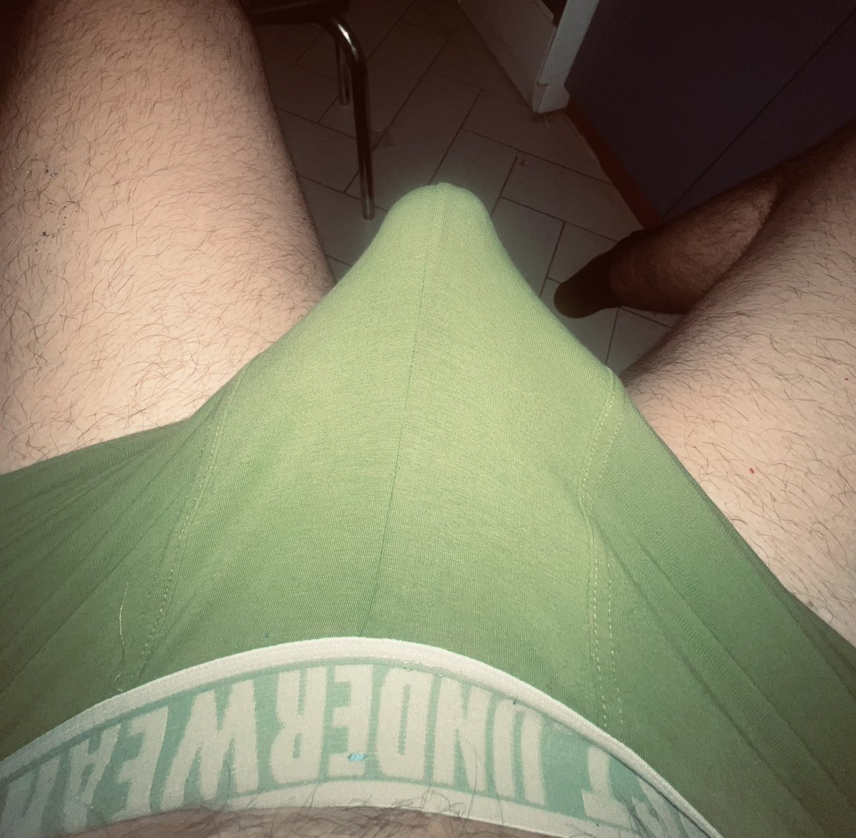 Jboy18cm's tweet photo. Vajon mi lapulhat a gatyámban?🫣❤️

Őrülnél ha így várnálak haza? Küldj egy ❤️ a kommentek közzé ha igen!😘

#gay #bisex #solo #male #dick #cock #boxer #nightsex #masturbation #jerkoff https://t.co/Bxg7Dv0IyS