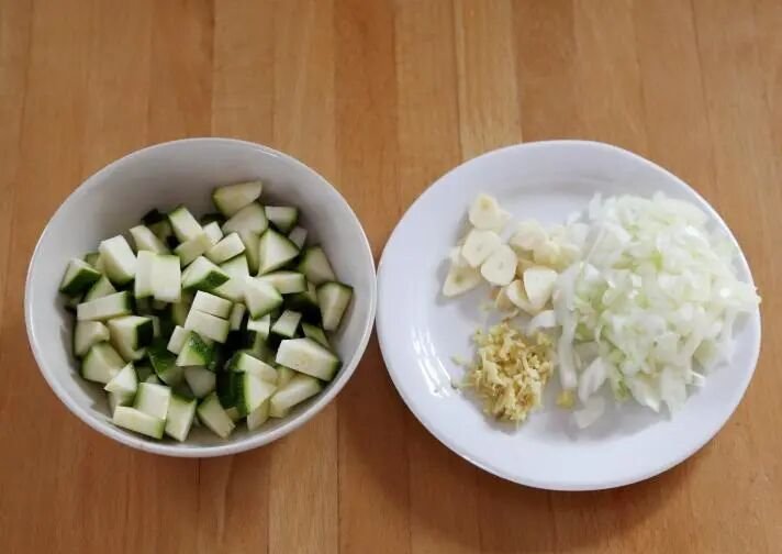 angelinavaelj's tweet photo. Necesito comprar tomates maduros, calabacines frescos y un paquete de pasta para hacer una cena rica hoy https://t.co/ZKAbyt74me