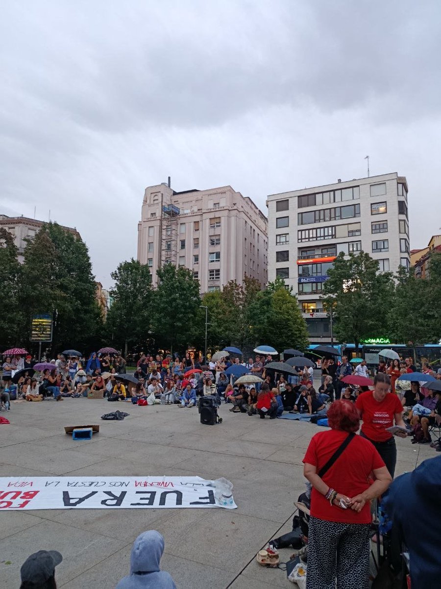 SinviviendaCANT's tweet photo. Hoy lo hemos demostrado, los fondos buitre en Cantabria nos tendran de frente. 

El viernes se decidirá de parte de quién está el gobierno, pero mientras nos queda claro que tantas no les podemos ser indiferentes.

Vente al sindicato y organizate con nosotras🔥✊️ https://t.co/e0Vf6ZsyqU