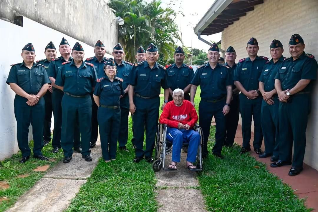 Ejercito_Pyo's tweet photo. https://t.co/r6zWOaWFDg
https://t.co/0kbWsFEGp8

🇵🇾 𝐕𝐈𝐒𝐈𝐓𝐀 𝐀 𝐇𝐄́𝐑𝐎𝐄 𝐃𝐄 𝐋𝐀 𝐏𝐀𝐓𝐑𝐈𝐀 – 𝐃𝐎𝐍 𝐂𝐀𝐍𝐔𝐓𝐎 𝐆𝐎𝐍𝐙𝐀́𝐋𝐄𝐙

🔶 El Señor Comandante del Ejército, Gral Ej Manuel Rodríguez, realizó una visita de cortesía a Don Canuto González, excombatiente de la Contienda del Chaco, en su residencia ubicada en la ciudad de Luque.

🔶 Este encuentro constituye un homenaje en vida a quienes, con valentía y profundo amor por la Patria, supieron defender con honor el sagrado suelo paraguayo. El Glorioso Ejército Paraguayo reafirma, de este modo, su respeto, gratitud y compromiso indeclinable con los guardianes de nuestra nacionalidad, cuyo legado de gallardía permanece como faro y ejemplo para las nuevas generaciones.

🔶 También estuvo presente el Señor Jefe del Estado Mayor del Ejército, Gral Div José Santander, Señores Directores, Jefes de Departamentos del Comando del Ejército y Señores Oficiales Superiores.

#EjércitoParaguayo
#ComprometidoConSuPueblo