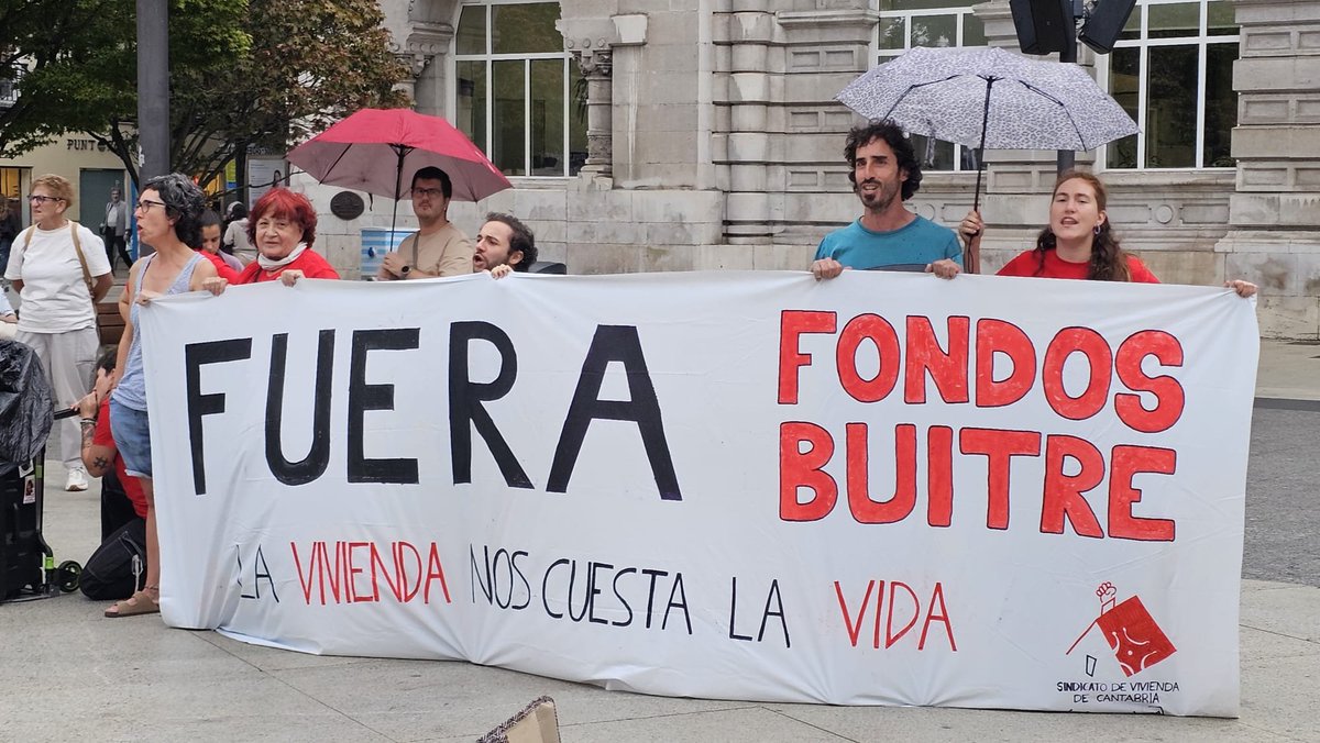 SinviviendaCANT's tweet photo. Hoy lo hemos demostrado, los fondos buitre en Cantabria nos tendran de frente. 

El viernes se decidirá de parte de quién está el gobierno, pero mientras nos queda claro que tantas no les podemos ser indiferentes.

Vente al sindicato y organizate con nosotras🔥✊️ https://t.co/e0Vf6ZsyqU