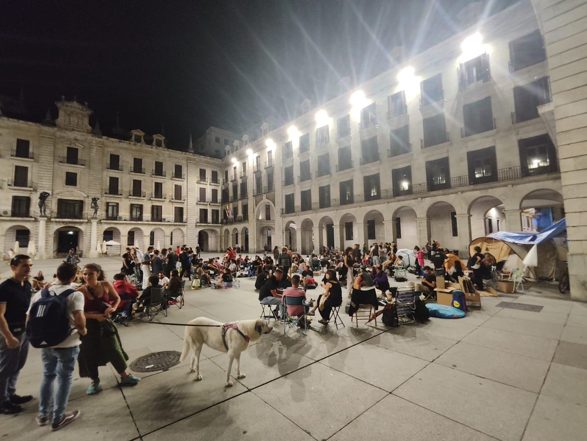 SinviviendaCANT's tweet photo. Hoy lo hemos demostrado, los fondos buitre en Cantabria nos tendran de frente. 

El viernes se decidirá de parte de quién está el gobierno, pero mientras nos queda claro que tantas no les podemos ser indiferentes.

Vente al sindicato y organizate con nosotras🔥✊️ https://t.co/e0Vf6ZsyqU