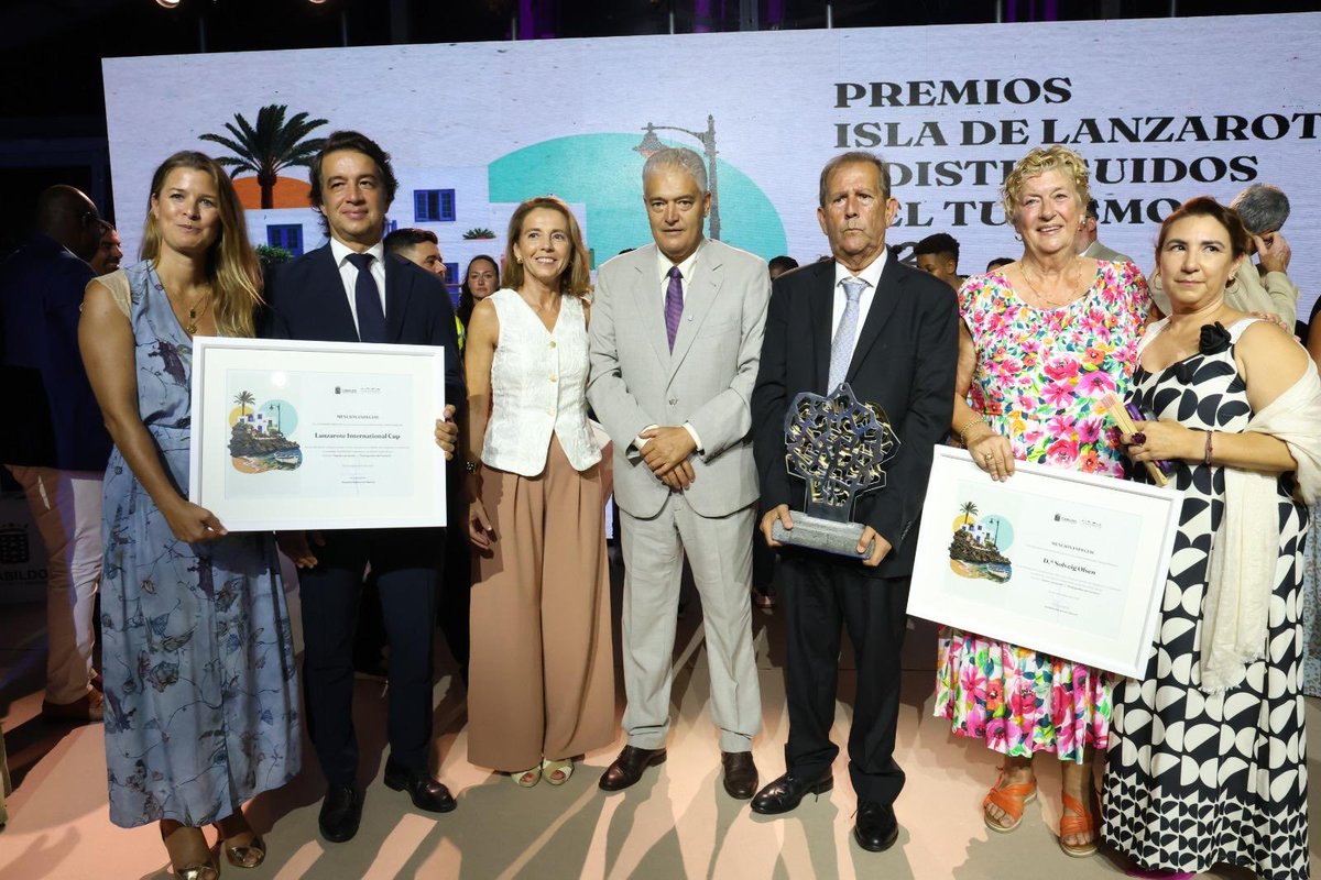 federacion8lnzt's tweet photo. 🏆 Desde la Federación Turística de Lanzarote y ASOLAN, con nuestra presidenta, Susana Pérez, estuvimos presentes en los Premios Isla de Lanzarote y Distinguidos del Turismo 2026, celebrados con motivo del Día Mundial del Turismo. https://t.co/eQ5PypAHJh